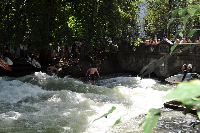 Muenchen 2011 037.jpg - München Eisbachsurfer